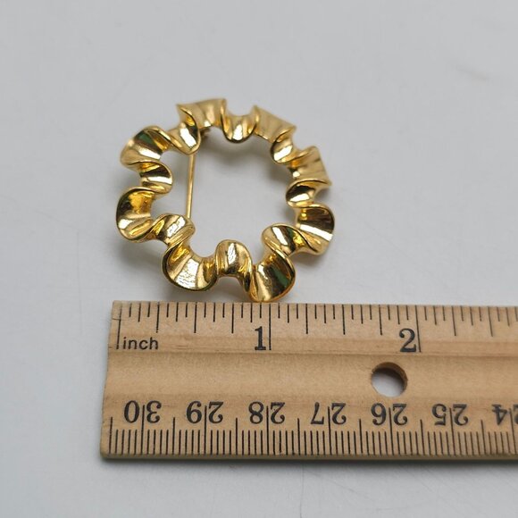 Vintage 1970s Gold Tone Ruffled Circle Brooch Pin Jewelry Accessory - Picture 4 of 4